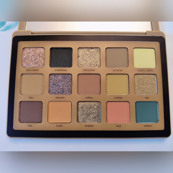 Natasha Denona Yucca Glamorous Eyeshadow Palette With Golds, Neutrals And Deeps - Picture 2 of 6